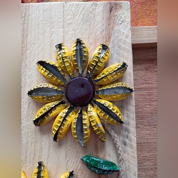 Bottle Cap Hanging Sunflower Wall Art, Upcycled, Yellow/Green, NWOT, Unbranded - Picture 4 of 4